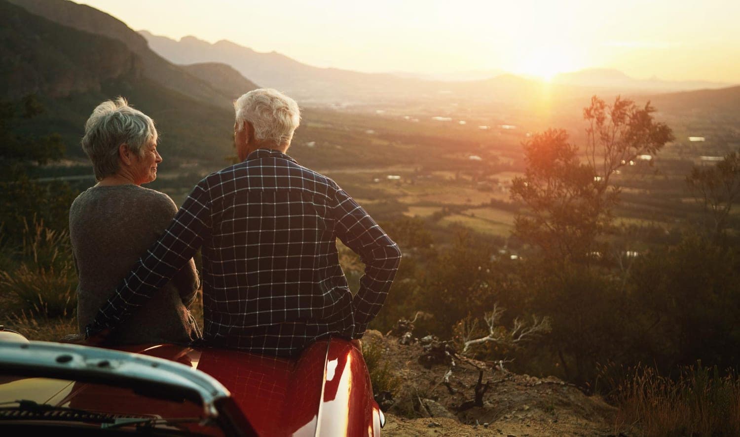 Older couple overlooking a valley while comparing Traditional IRA and Roth IRA retirement choices.